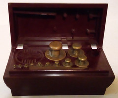 VTG OHAUS STO-N-WEIGH BRASS WEIGHT SET 1-500 GRAMS BAKELITE BOX as