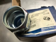 1-1/4″ EMT COMPRESSION INSULATED STEEL TYPE BOX CONNECTOR Thomas & Betts 5423