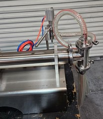 Semi automatic Pneumatic Piston Liquid Filling Machine 100-1000ml Filling Range