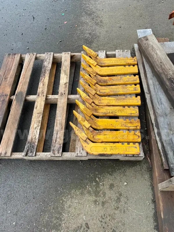Auction is for 1 John Deere Scarifier Shank T9F-5124 and tooth T6Y-5230 Ripper