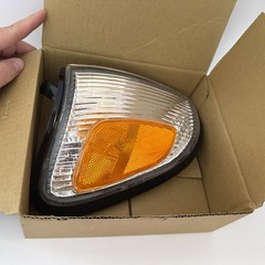 Dorman 1650739 Front Passenger Side Turn Signal/Parking Light Assembly