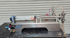 Semi automatic Pneumatic Piston Liquid Filling Machine 100-1000ml Filling Range