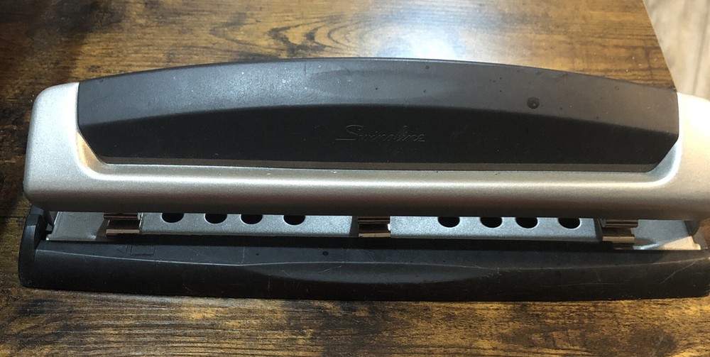 Swingline ACCO Brands Heavy Duty 3 Hole Punch 74870