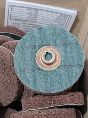 SA Quick-Change Disc: TSM, 2″ Dia, AO, Non-Woven Box of 50 7000046744