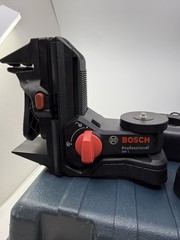 BOSCH GLL3-330CG LASER LEVEL W/ 2 Batteries, Charger, Base Mount, Target, Case