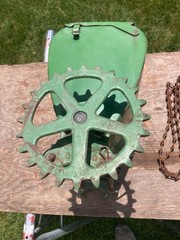 John Deere 4-Row Planter 494 495 Fertilizer Insecticide Box w/Chain B13829B Exc