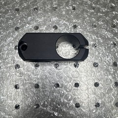 Thorlabs RSA90/M – Right-Angle Clamp for Ø25.0 mm Posts