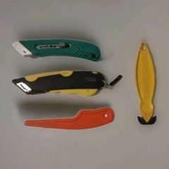 🔸4 Handy Right Handed Utility Knife with Guard & Strap Cut