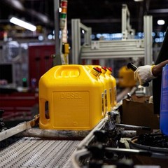 MIDWEST CAN 8610 5 GAL DIESEL CAN QUICK FLOW PORTABLE FUEL CONTAINER PACK OF 2