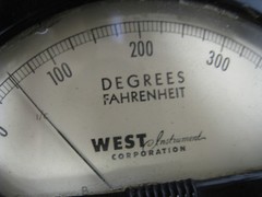 WEST INSTRUMENTS RADIO DETECTION DEGREES FAHRENHEIT METER 0-400 W/CASE