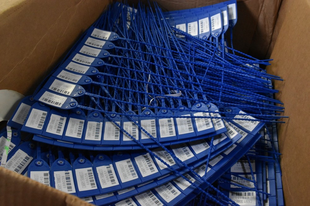 Lot of 200+ BLUE Plastic Barcode Rat Tail Inventory Barcode Security Tags Seals