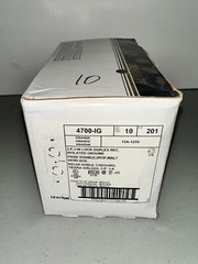 Hubbell/Leviton IG4700 Twist Lock Duplex Receptacle 15A 125V – LOT of 880