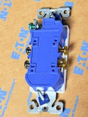 80 NEW EATON 1107W DECORATOR DUPLEX RECEPTACLE OUTLETS 15A 125V 2P 3W WHITE LOT