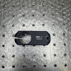 Thorlabs RSA90/M – Right-Angle Clamp for Ø25.0 mm Posts