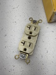 Hubbell Hbl5352i 20A Duplex Receptacle 125Vac 5-20R Iv (Lot Of 3)