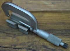 The L.S. Starrett Co. No. 2RL 1-2″ Outside Micrometer Satin Chrome .001″ 137 STD