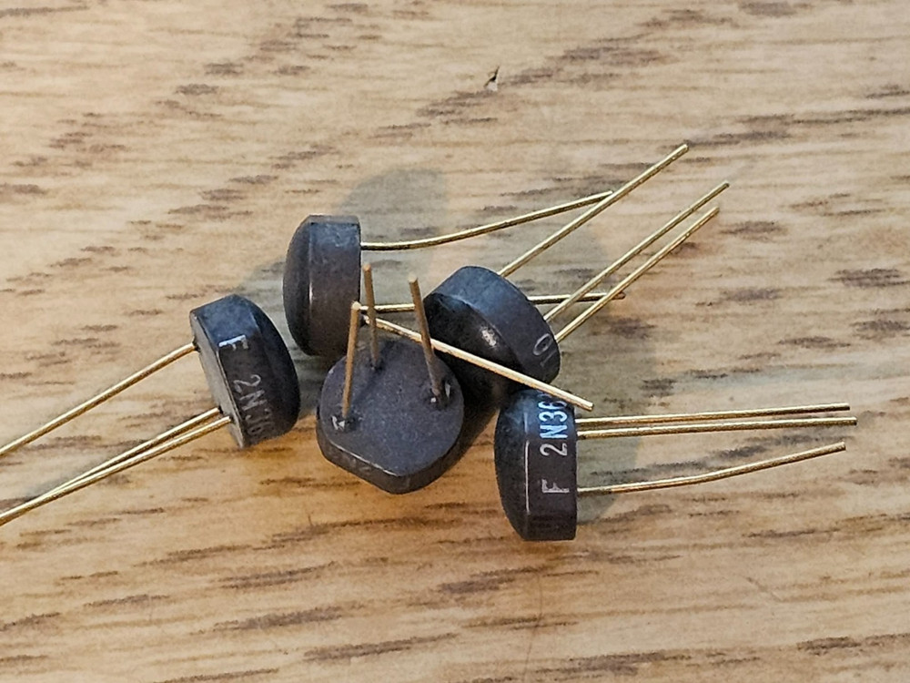5x Vintage Gold Lead Transistor 2N3567 2N3569 2N3638 HP DEC Terminal Era NOS