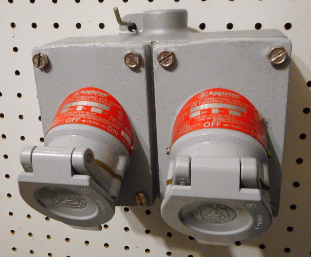 APPLETON ENR22201 RECEPTICAL INTERLOCKED WITH SWITCH FOR HAZARDOUS LOCATIONS