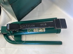 GREENLEE 800 HYDRAULIC CABLE BENDER WITH GREENLEE 1725 HYDRAULIC FOOT PUMP