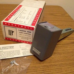 HONEYWELL TRADELINE L4069A 1060 180/250F LIMIT CONTROL (NEW)