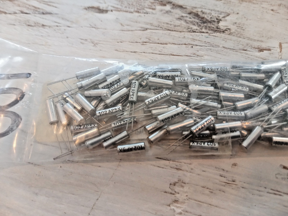 10Pcs 10.24MHz DT-38 Quartz Crystal Cylinder 3*8mm