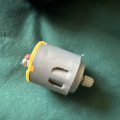 Small assorted electric motors, mostly working, some possibly broken