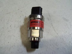 York 025-28678-006 Pressure Transducer 0-300 Pounds per Square Inch 0.5-4.5 Volt