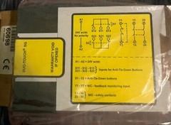 AT SERIES DUO-TOUCH TWO HAND CONTROL SAFETY RELAYS-New in Box-Banner Engineering