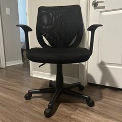 Black Mesh Back Swivel Office/Desk Chair w/ Armrests & Casters