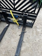 Skid Steer Forks Hydraulic Adjustable universal Cat Bobcat John Deere Gehl