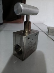 9/16″ Two-Way Straight High Pressure Needle Valves 30K PSI (Lot Of 4 Valves)
