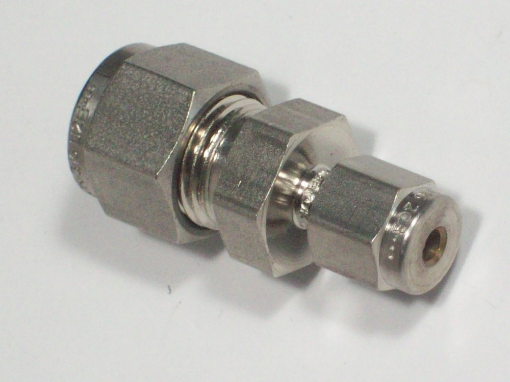 1- Swagelok Stainless Steel Reducing Union, 3/8″ Tube x 1/8″ Tube, SS-600-6-2