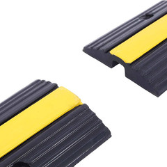 Cable Protector Ramp Rubber Speed Bumps 6600 Lbs. Load Capacity for Asphalt Conc