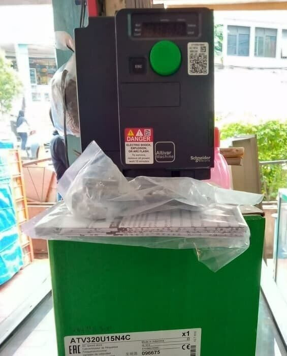 1PC -Schneider ATV320U15N4C variable speed drive,Altivar Machine1.5kW,380 V/500V