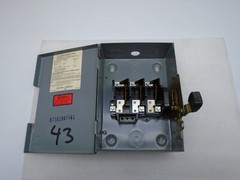 SQUARE D 30 AMP SINGLE THROW SAFETY SWITCH 240 VAC SERIES E2 DU321 KZ216