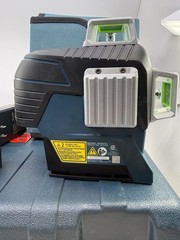 BOSCH GLL3-330CG LASER LEVEL W/ 2 Batteries, Charger, Base Mount, Target, Case