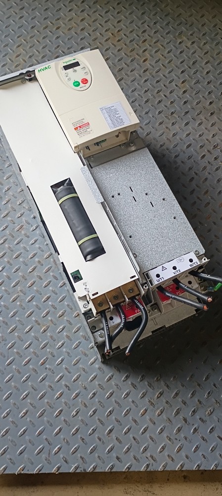Schneider Electric ATV212HD37N4 37KW 480V 50HP Variable Frequency Drive USED !!