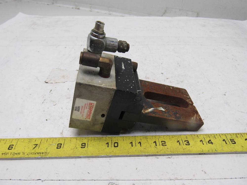 Compact Air Products SG202 Square Base Angular Pneumatic Gripper Grabber 2″ Open