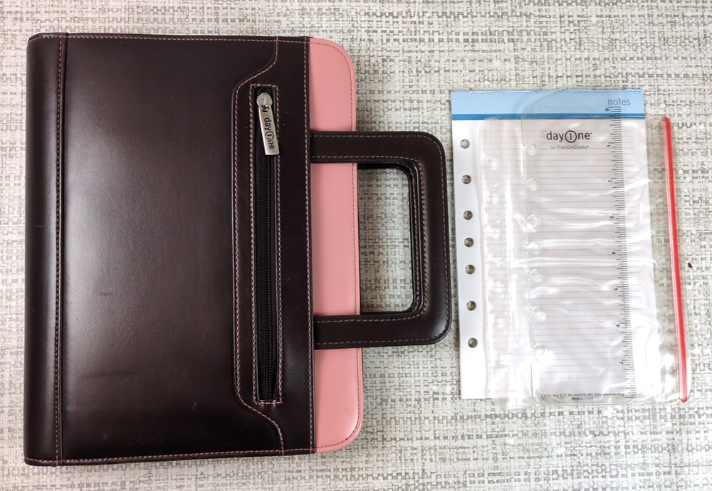 Franklin Covey Day One Classic Zip Binder w/Handles 7 Rings 1″ Brown Pink