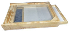 Pine 10 frame IPM screened bottom board with corrugated plastic in wood tray