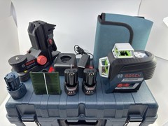 BOSCH GLL3-330CG LASER LEVEL W/ 2 Batteries, Charger, Base Mount, Target, Case