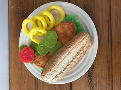 REALISTIC FAKE REPLICA PLAY FOOD PROP ● MTC RUBBER CHICKEN SANDWICH ONION RINGS