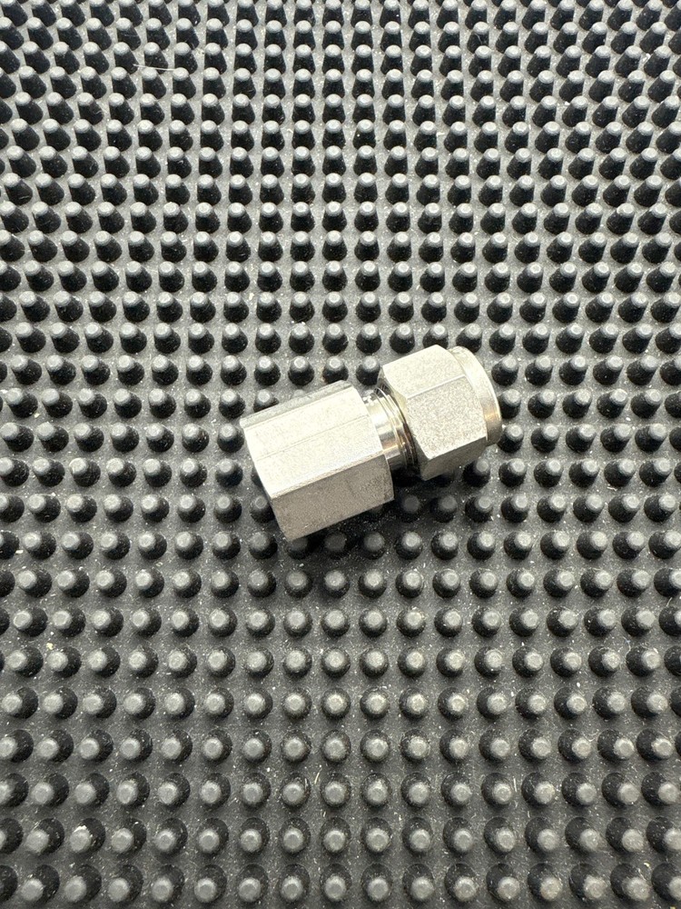 Swagelok SS-600-7-4, Female Connector 3/8″ OD Compression x 1/4″ Female NPT 316