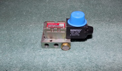 New Numatics Mark 3 031SA4414000061 Pneumatic Solenoid Valve with Base 24 VDC