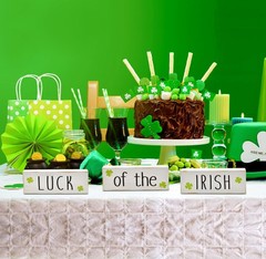 St. Patrick’s Day Wooden Tabletop Decor – Luck of the Irish red pink white