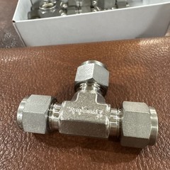 Box of 8 Swagelok Stainless Steel Union Tee Union Fitting, 3/8″ OD, SS-600-3