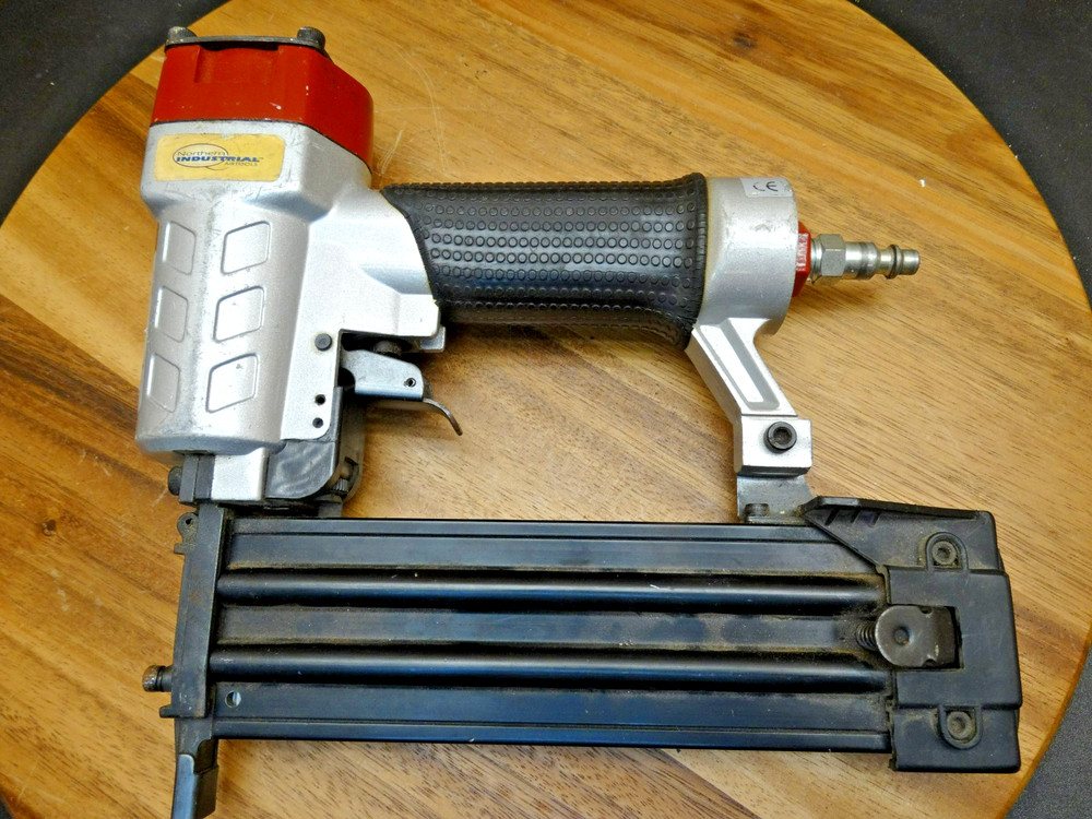 Northern Industrial 18 Gauge Model No. 123001 Finish Air Nailer 3/4″ to 2″