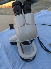 Edmund Scientific microscope 31192-00 Dual eyepiece Perfect condition electronic