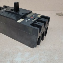 CHIPPED general electric 3 pole 200A 600VAC 250V DC Breaker TFJ236200
