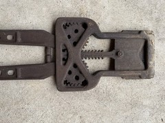 Antique Seymour 1, 107-2-1, Cattle Dehorner, 36″ long, Cast Iron, Working